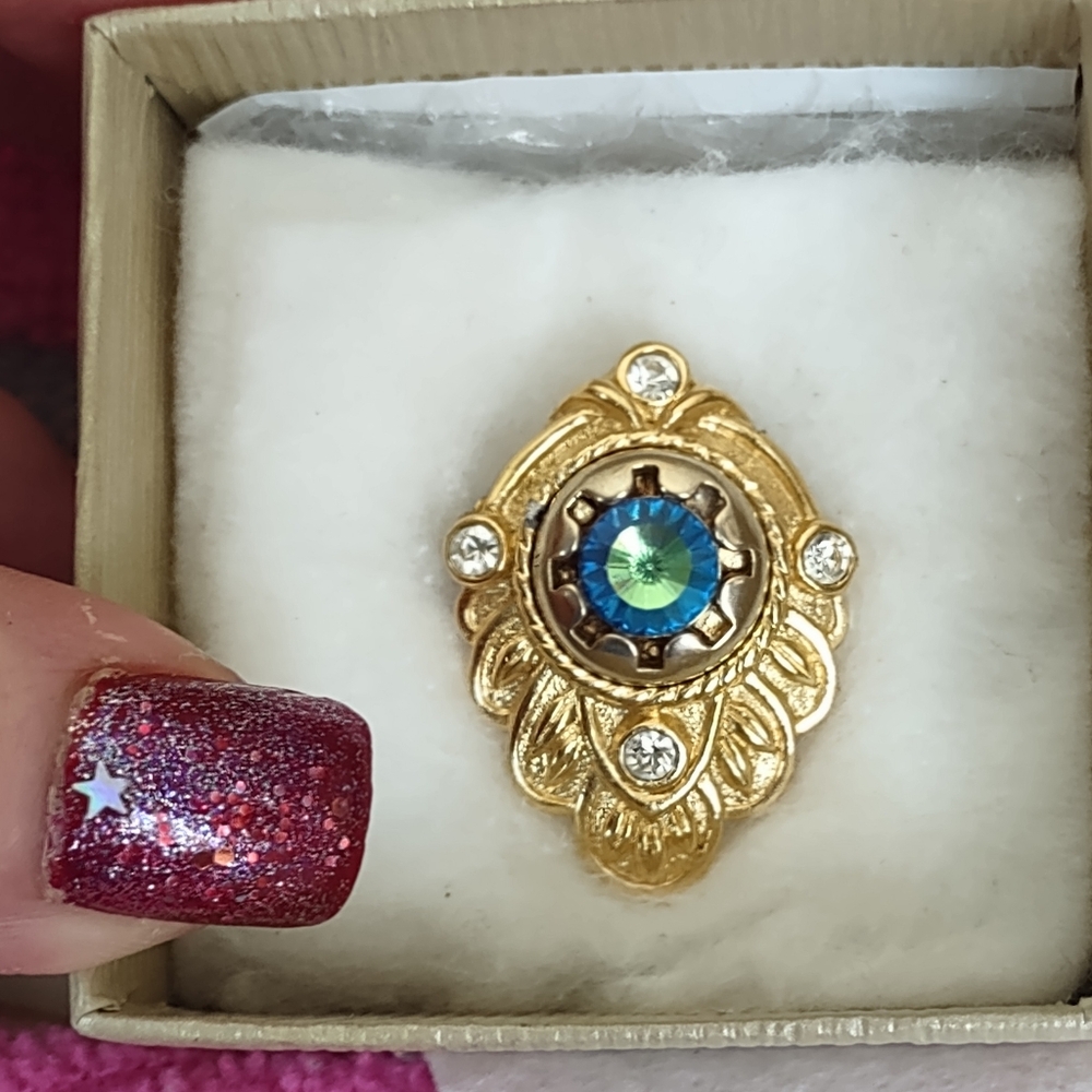 Modified Goldtone 3-D Brooch w/ Crystal Accents & Sparkling Blue AB Jewel